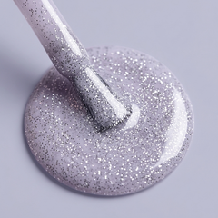 Primer plano del pincel con esmalte en gel Gelish Time To Sparkle, color Blancos acabado Glitter, textura del color
