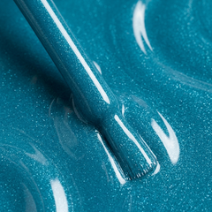 Primer plano del pincel con esmalte en gel Gelish I'll Shine For You, color Azules acabado Shimmer, textura del color