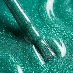 Primer plano del pincel con esmalte en gel Gelish Mint To Sparkle, color Verdes acabado Shimmer, textura del color