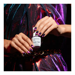 Mano sosteniendo el frasco de esmalte en gel Gelish Cat Eye - Let's Glow Girls