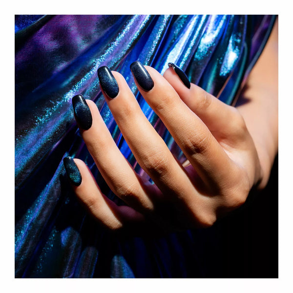 Mano con las uñas pintadas con esmalte en gel Gelish Cat Eye - Blue Eclipse