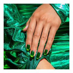 Mano con las uñas pintadas con esmalte en gel Gelish Cat Eye - Green Lights Only