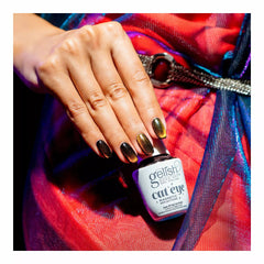 Mano sosteniendo el frasco de esmalte en gel Gelish Cat Eye - Can You Candle It?