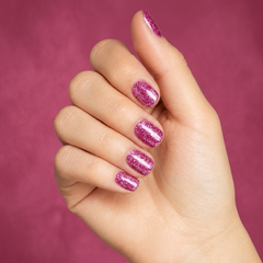 Mano con las uñas pintadas con esmalte en gel Gelish My Best Selfie, color Rosas acabado Glitter