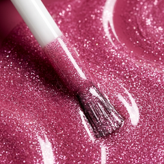 Primer plano del pincel con esmalte en gel Gelish One Click At a Time, color Rosas acabado Glitter, textura del color