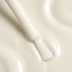 Primer plano del pincel con esmalte en gel Gelish Sheek White, color Blancos acabado Cream, textura del color