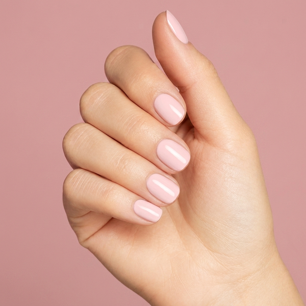 Mano con las uñas pintadas con esmalte en gel Gelish Simple Sheer, color Nudes acabado Cream