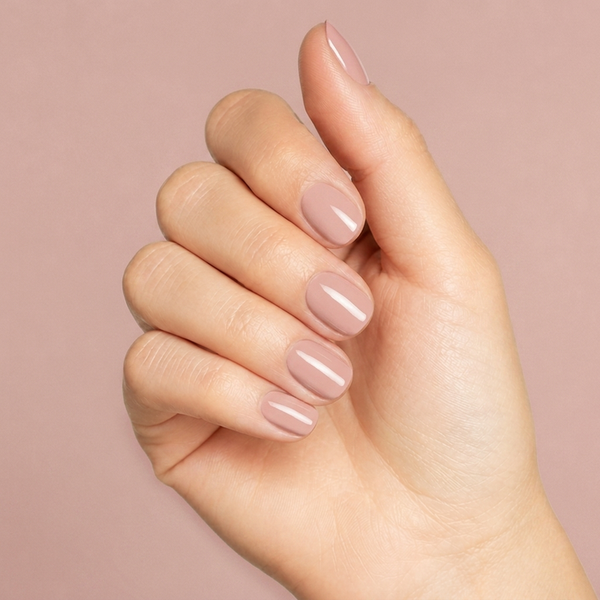 Mano con las uñas pintadas con esmalte en gel Gelish Forever Beauty, color Nudes acabado Cream