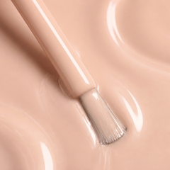 Primer plano del pincel con esmalte en gel Gelish Forever Beauty, color Nudes acabado Cream, textura del color