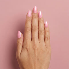 Mano con las uñas pintadas con esmalte en gel Gelish Light Elegant, color Rosas acabado Cream