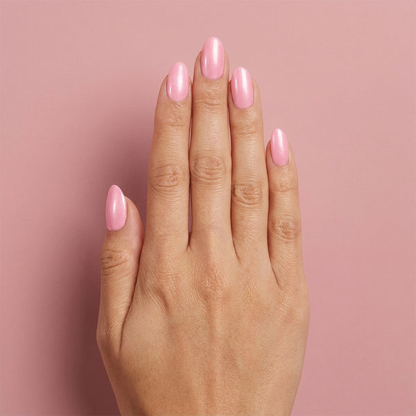 Mano con las uñas pintadas con esmalte en gel Gelish Light Elegant, color Rosas acabado Cream