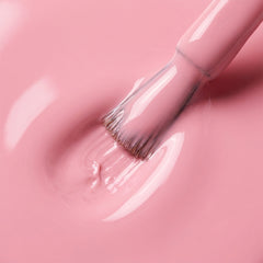 Primer plano del pincel con esmalte en gel Gelish Light Elegant, color Rosas acabado Cream, textura del color