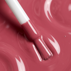 Primer plano del pincel con esmalte en gel Gelish Exhale, color Mauves acabado Cream, textura del color
