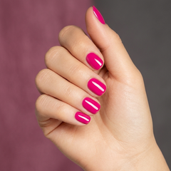 Mano con las uñas pintadas con esmalte en gel Gelish Gossip Girl, color Rosas acabado Cream