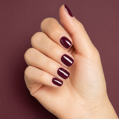 Mano con las uñas pintadas con esmalte en gel Gelish Stand Out, color Borgoñas acabado Cream