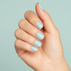 Mano con las uñas pintadas con esmalte en gel Gelish Sea Foam, color Verdes acabado Cream