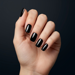 Mano con las uñas pintadas con esmalte en gel Gelish Black Shadow, color Negros acabado Cream
