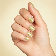Mano con las uñas pintadas con esmalte en gel Gelish Bronzed, color Amarillos acabado Glitter