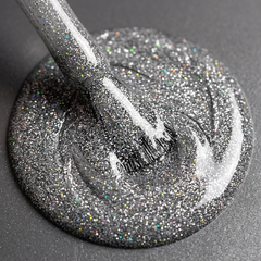 Primer plano del pincel con esmalte en gel Gelish Water Field, color Blancos acabado Glitter, textura del color