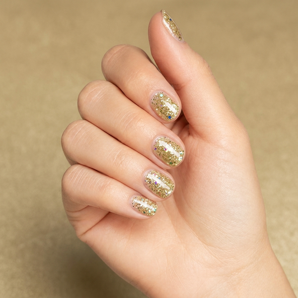 Mano con las uñas pintadas con esmalte en gel Gelish Grand Jewels, color Blancos acabado Glitter