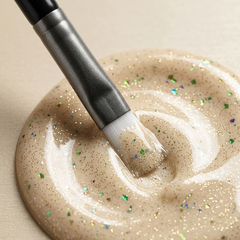Primer plano del pincel con esmalte en gel Gelish Grand Jewels, color Blancos acabado Glitter, textura del color