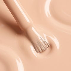 Primer plano del pincel con esmalte en gel Gelish Need a Tan, color Nudes acabado Cream, textura del color