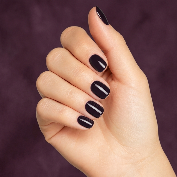 Mano con las uñas pintadas con esmalte en gel Gelish Diva, color Morados acabado Cream