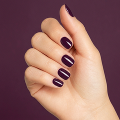 Mano con las uñas pintadas con esmalte en gel Gelish Plum And Done, color Borgoñas acabado Cream