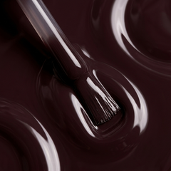 Primer plano del pincel con esmalte en gel Gelish Black Cherry Berry, color Borgoñas acabado Cream, textura del color