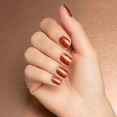 Mano con las uñas pintadas con esmalte en gel Gelish Sunrise And The City, color Naranjas acabado Shimmer