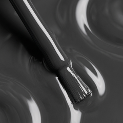 Primer plano del pincel con esmalte en gel Gelish Fashion Week Chic, color Negros acabado Cream, textura del color