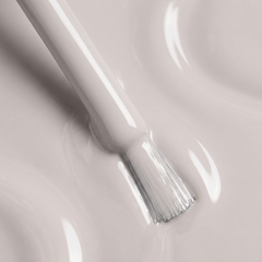 Primer plano del pincel con esmalte en gel Gelish Cashmere Kind Of Gal, color Mauves acabado Cream, textura del color