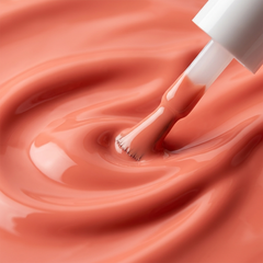 Primer plano del pincel con esmalte en gel Gelish Sweet Morning Dew, color Naranjas acabado Cream, textura del color