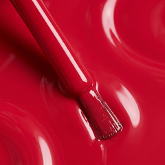Primer plano del pincel con esmalte en gel Gelish A Petal For Your Thoughts, color Rojos acabado Cream, textura del color