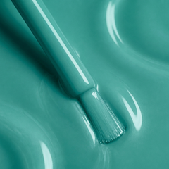Primer plano del pincel con esmalte en gel Gelish A Mint Of Spring, color Verdes acabado Cream, textura del color