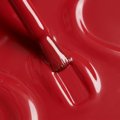 Primer plano del pincel con esmalte en gel Gelish Shake It Till You Samba, color Rojos acabado Cream, textura del color
