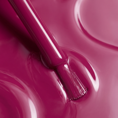 Primer plano del pincel con esmalte en gel Gelish Carnaval Hangover, color Rosas acabado Cream, textura del color