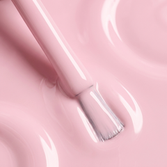 Primer plano del pincel con esmalte en gel Gelish You're So Sweet You're Giving Me a Toothache, color Rosas acabado Cream, textura del color