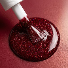Primer plano del pincel con esmalte en gel Gelish All Tied Up¿ With a Bow, color Rojos acabado Shimmer, textura del color