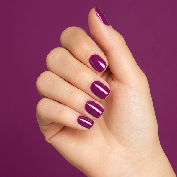 Mano con las uñas pintadas con esmalte en gel Gelish You Glare I Glow, color Morados acabado Cream