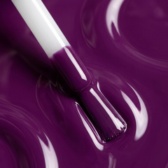 Primer plano del pincel con esmalte en gel Gelish You Glare I Glow, color Morados acabado Cream, textura del color