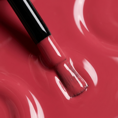 Primer plano del pincel con esmalte en gel Gelish Brights Have More Fun, color Rosas acabado Cream, textura del color