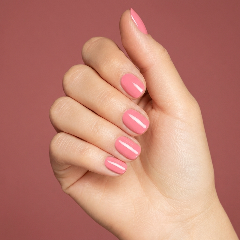 Mano con las uñas pintadas con esmalte en gel Gelish Make You Blink Pink, color Rosas acabado Cream