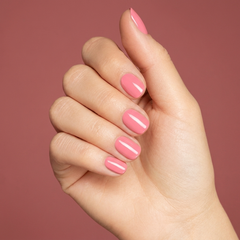 Mano con las uñas pintadas con esmalte en gel Gelish Make You Blink Pink, color Rosas acabado Cream