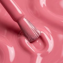Primer plano del pincel con esmalte en gel Gelish Make You Blink Pink, color Rosas acabado Cream, textura del color