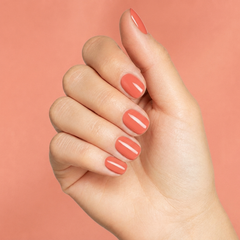 Mano con las uñas pintadas con esmalte en gel Gelish I'm Brighter Than You, color Naranjas acabado Cream