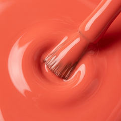 Primer plano del pincel con esmalte en gel Gelish I'm Brighter Than You, color Naranjas acabado Cream, textura del color