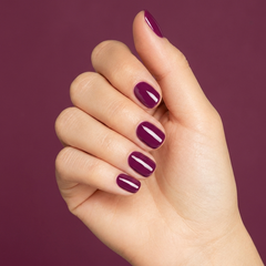 Mano con las uñas pintadas con esmalte en gel Gelish Love Me Like a Vamp, color Borgoñas acabado Cream