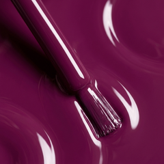 Primer plano del pincel con esmalte en gel Gelish Love Me Like a Vamp, color Borgoñas acabado Cream, textura del color
