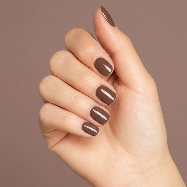 Mano con las uñas pintadas con esmalte en gel Gelish Want To Cuddle?, color Nudes acabado Cream
